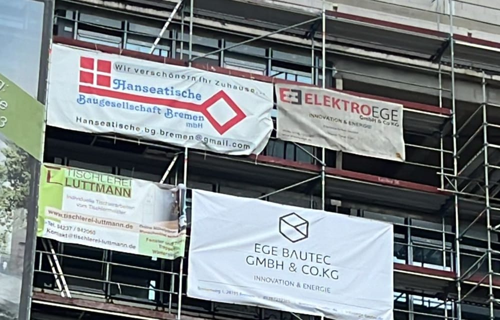 Bauschilder am Gerüst eines Bremer Mehrgeschossers, darunter ELEKTRO EGE und EGE BAUTEC als ausführende Betriebe